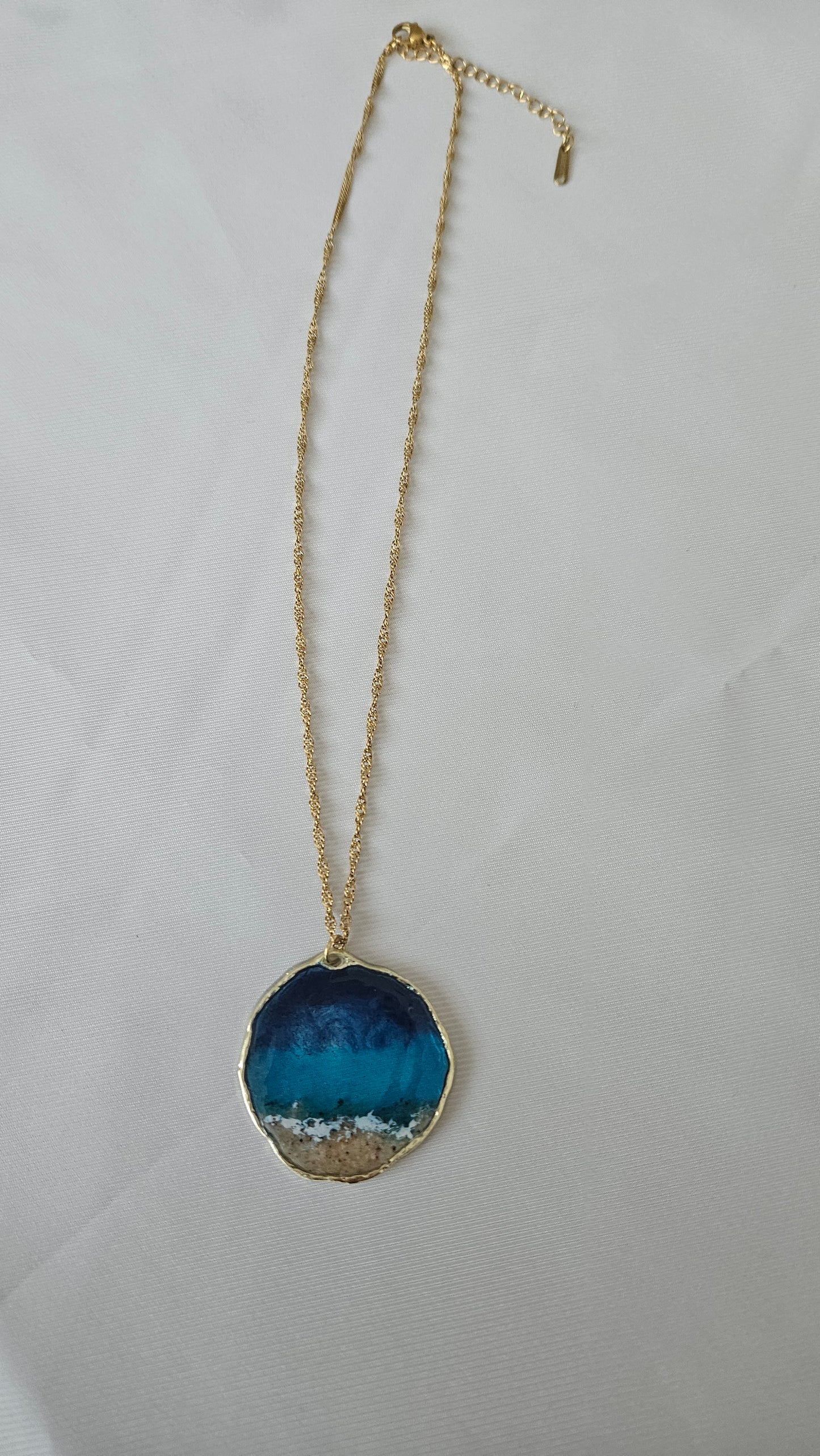Collar Ola Eterna - Acero Inoxidable Dorado con Cadena Fina Efecto Ola