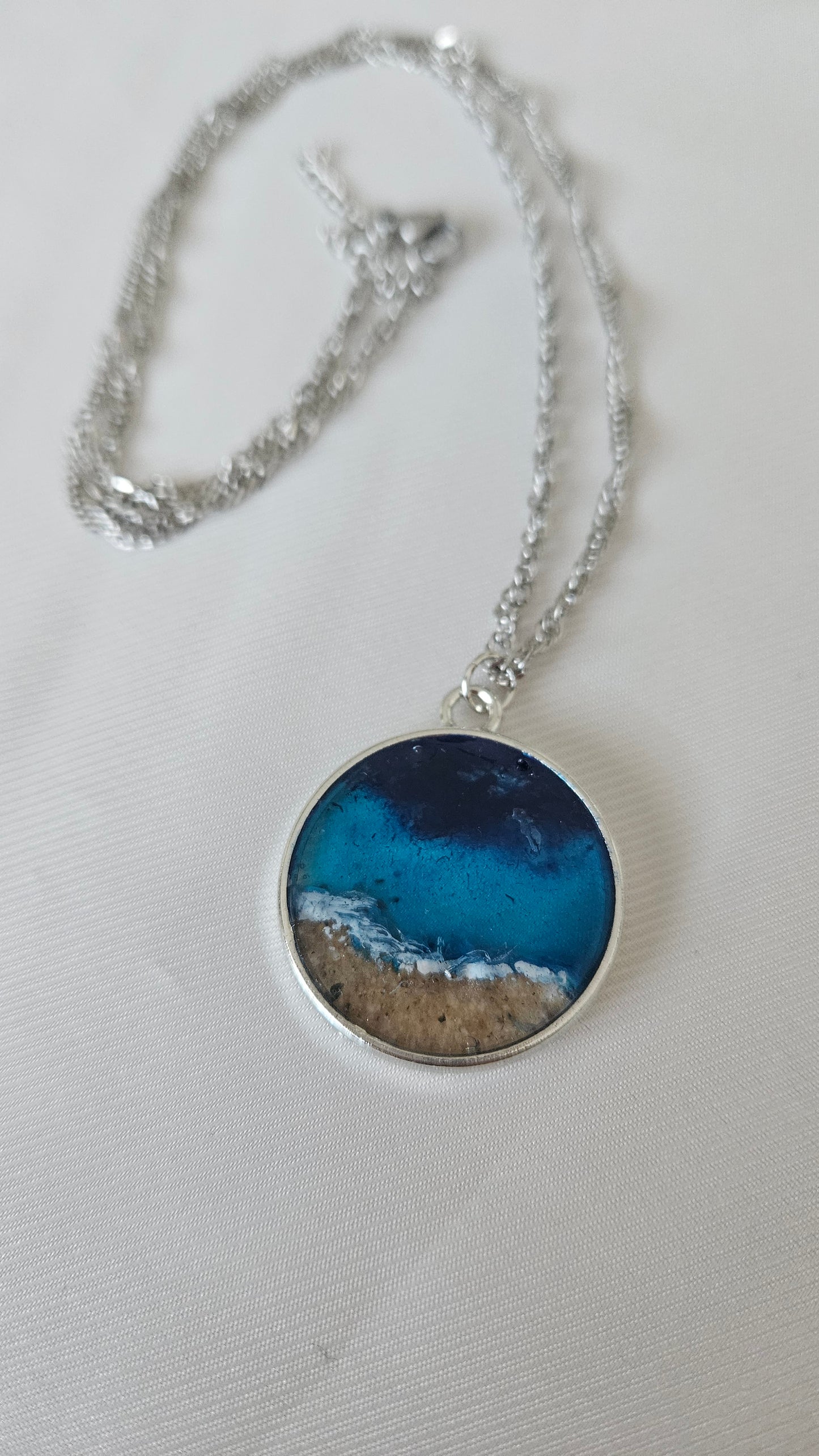 Collar Ola Eterna - Acero Inoxidable Plateado con Cadena Fina Efecto Ola