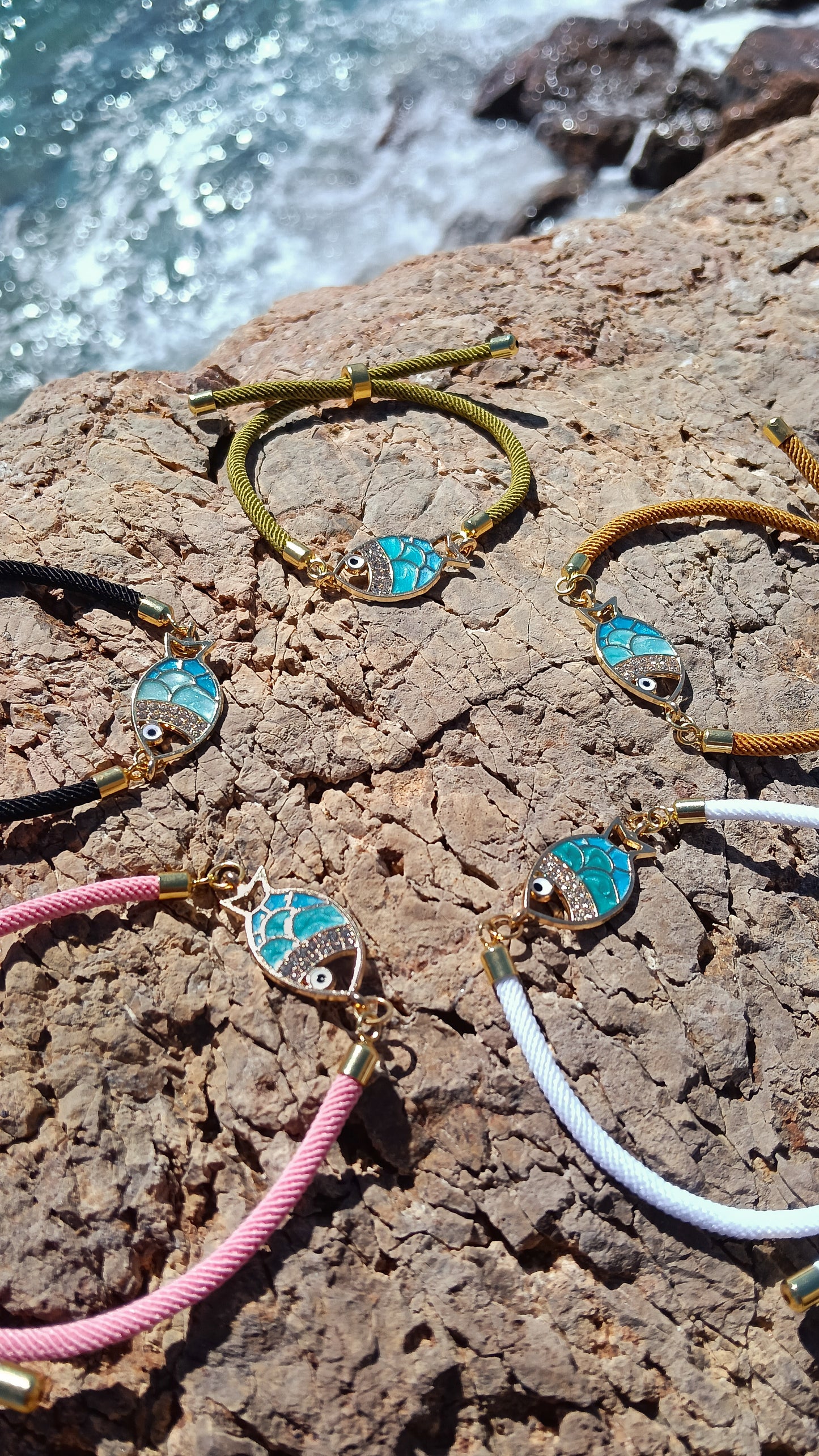 Pulsera Escamas de Luz – Cuerda Ajustable