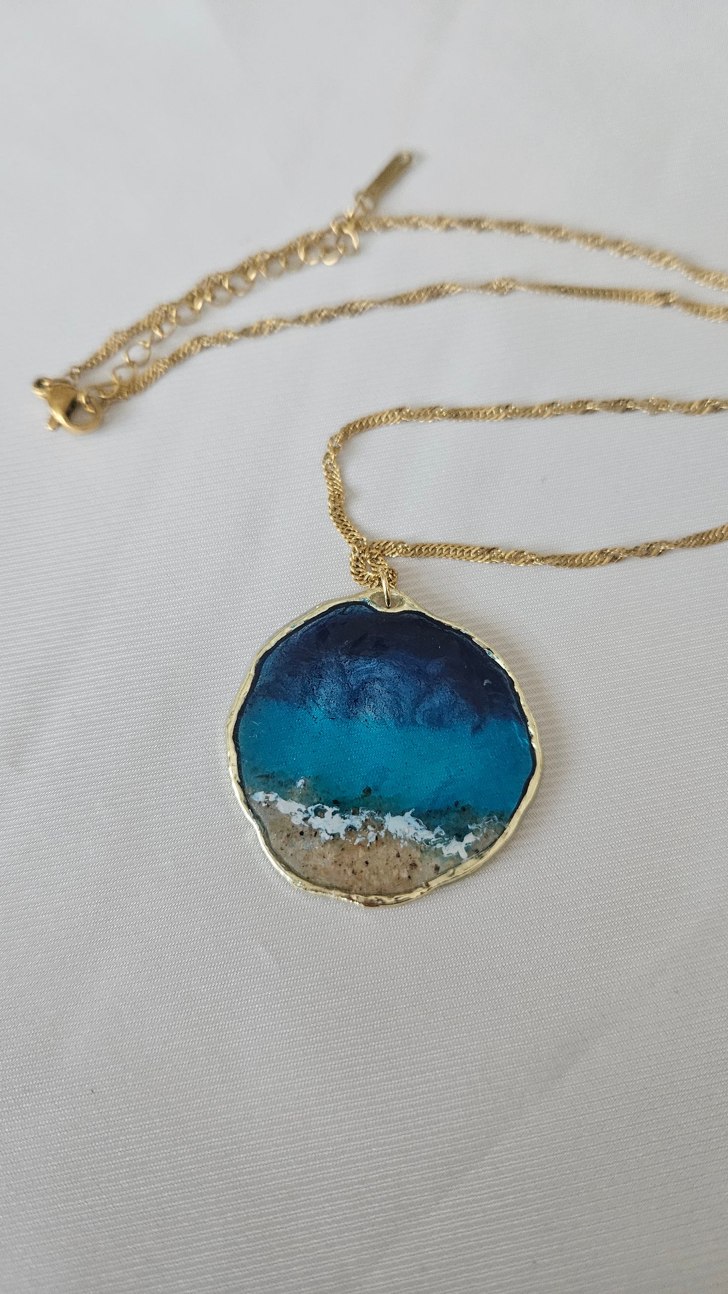Collar Ola Eterna - Acero Inoxidable Dorado con Cadena Fina Efecto Ola