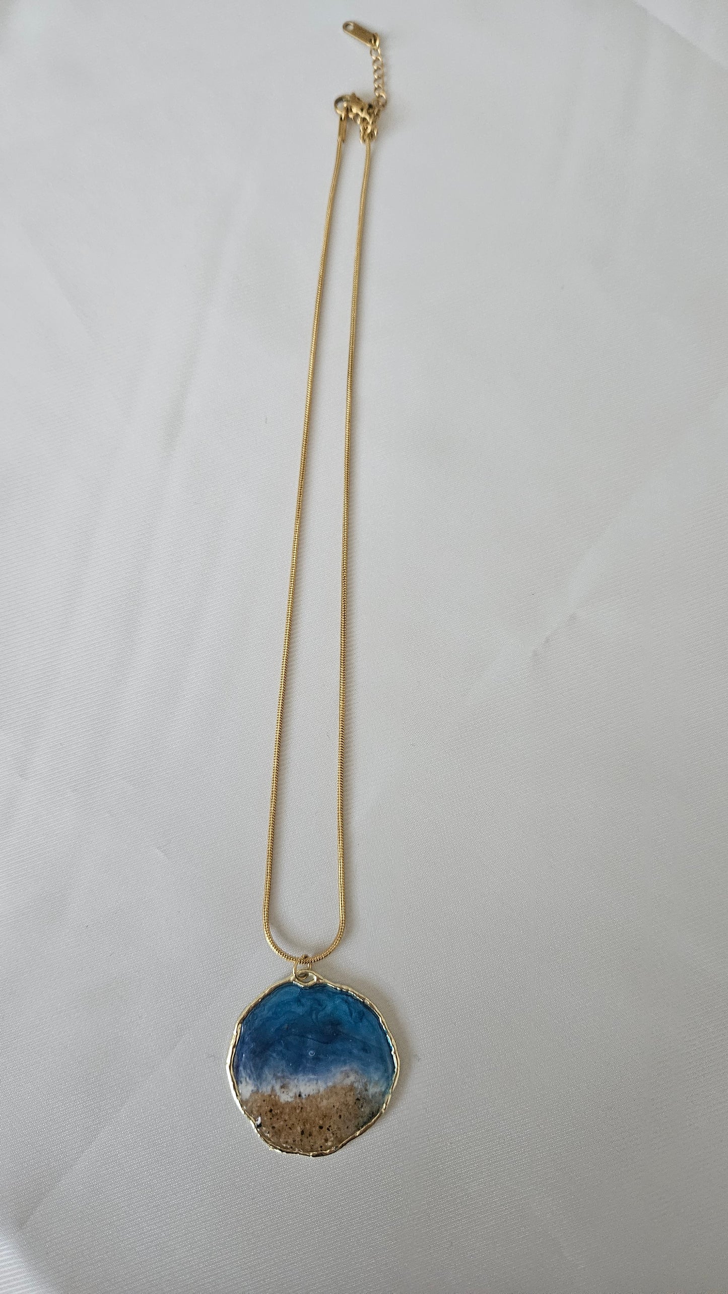Collar Ola Eterna - Acero Inoxidable Dorado con Cadena Tipo Serpiente