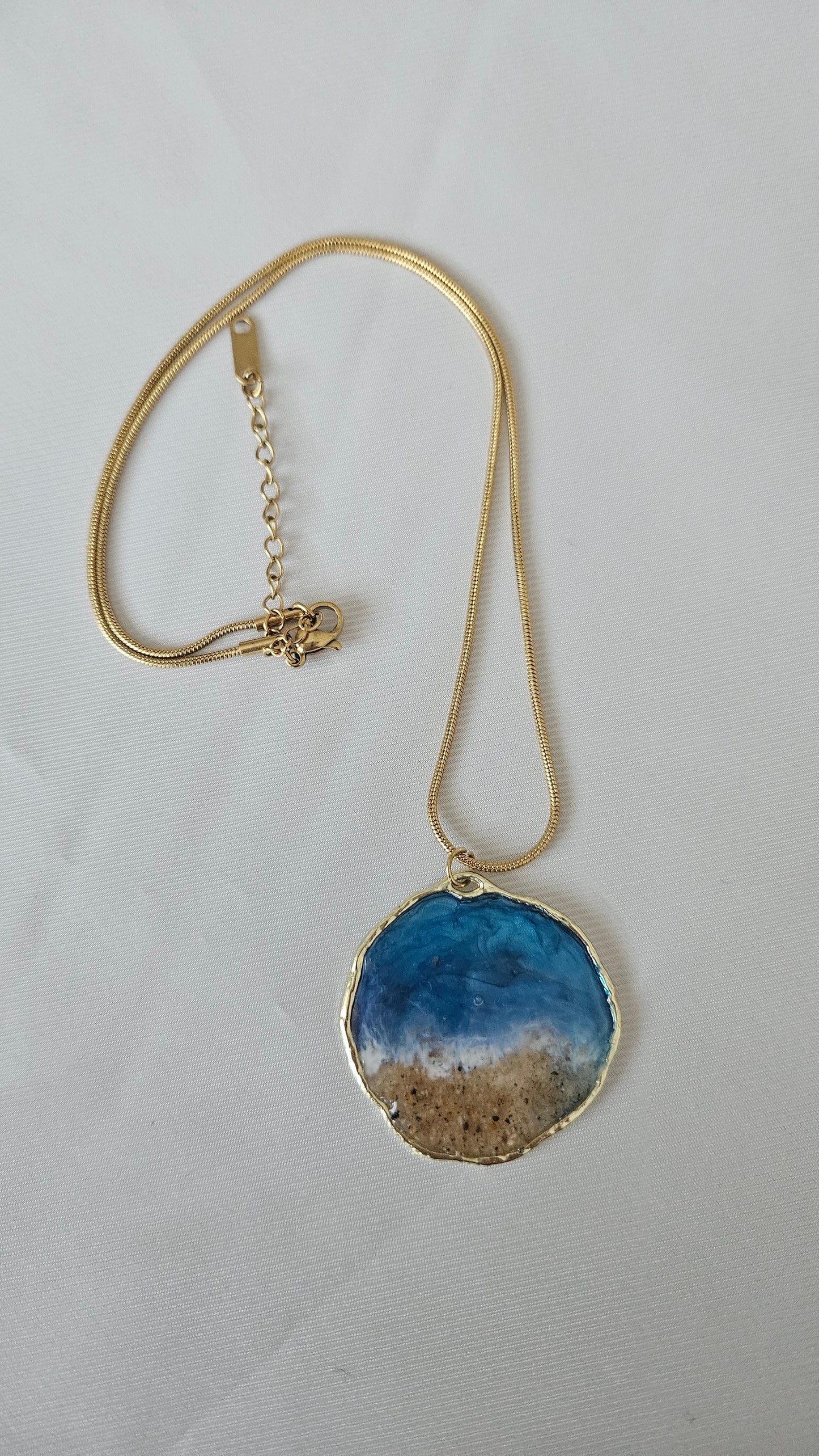 Collar Ola Eterna - Acero Inoxidable Dorado con Cadena Tipo Serpiente