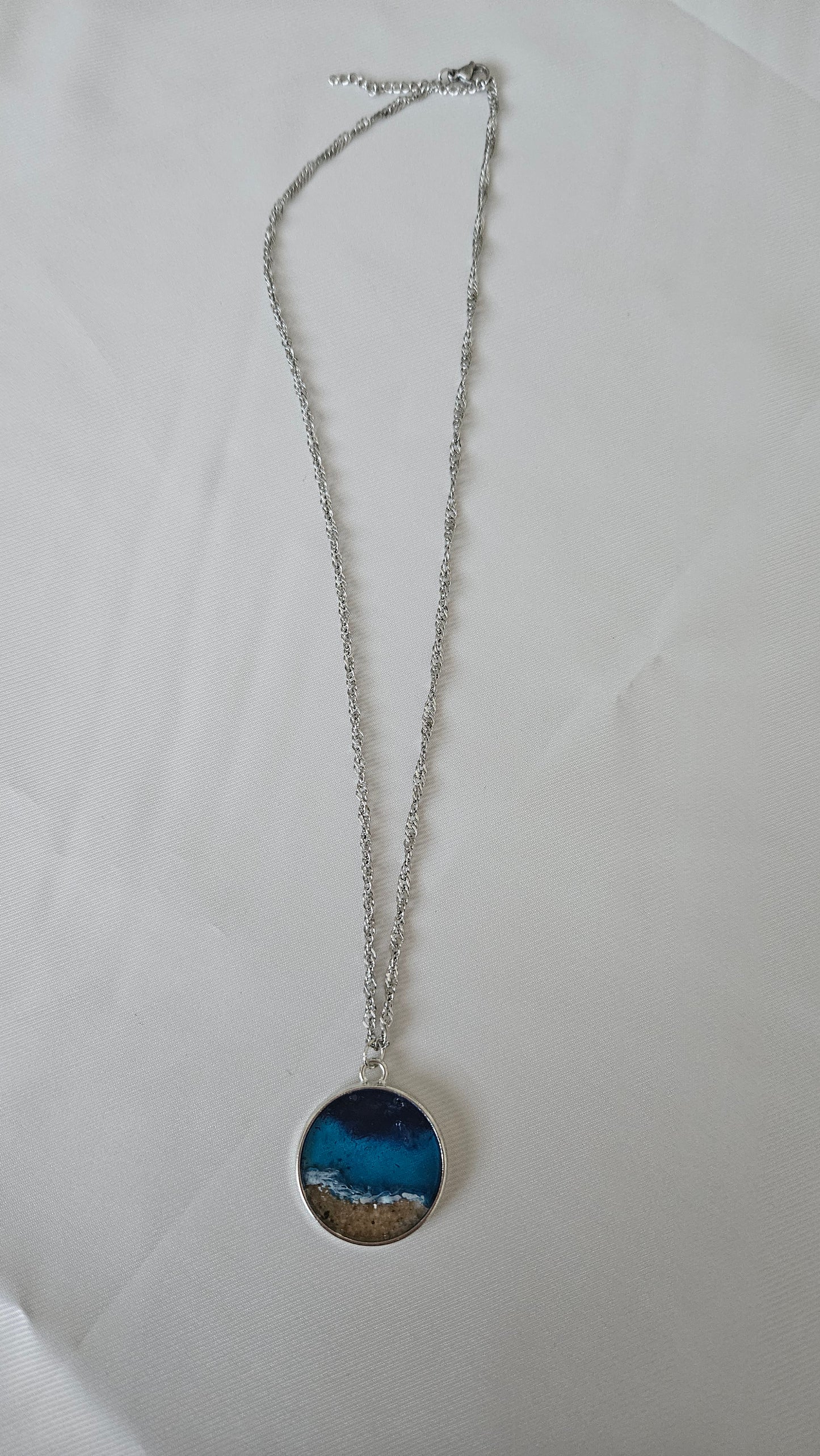 Collar Ola Eterna - Acero Inoxidable Plateado con Cadena Fina Efecto Ola